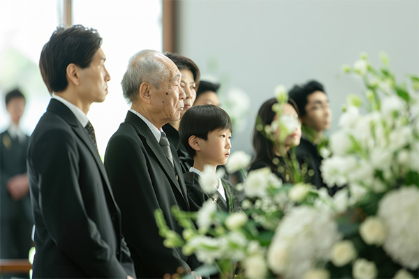 ご参列はご親族様と親しいご友人中心